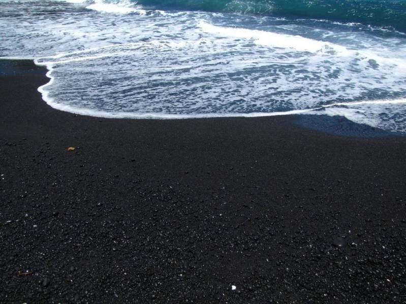 15 невероятных пляжей с черным песком