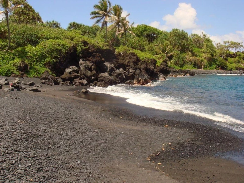 15 невероятных пляжей с черным песком