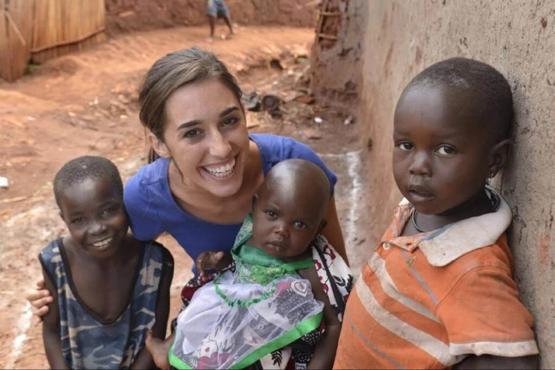 23-летняя американка отправилась в Уганду и удочерила 13 детей