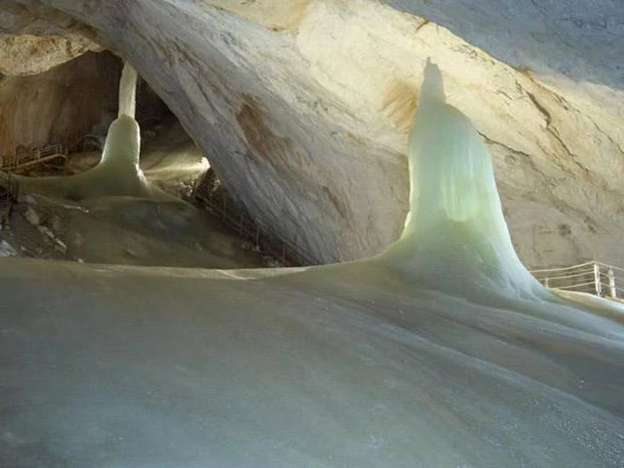 Айсризенвельт - пещера из зимней сказки