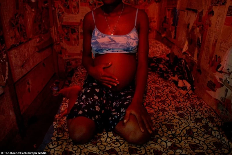 "Ангелы смерти": фото проституток из Нигерии, где СПИД уносит 10 миллионов жизней в год