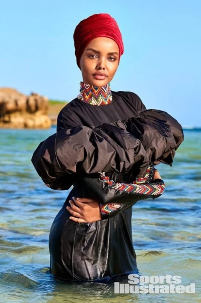 Буркини — не бикини: модель впервые снялась для Sports Illustrated в мусульманском купальнике