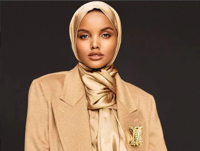 Буркини — не бикини: модель впервые снялась для Sports Illustrated в мусульманском купальнике