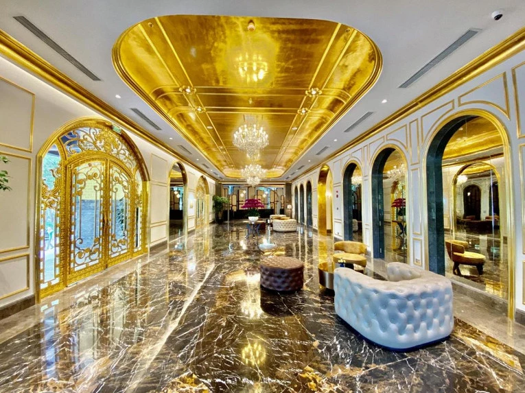 Где находится единственный в мире отель с золотыми унитазами