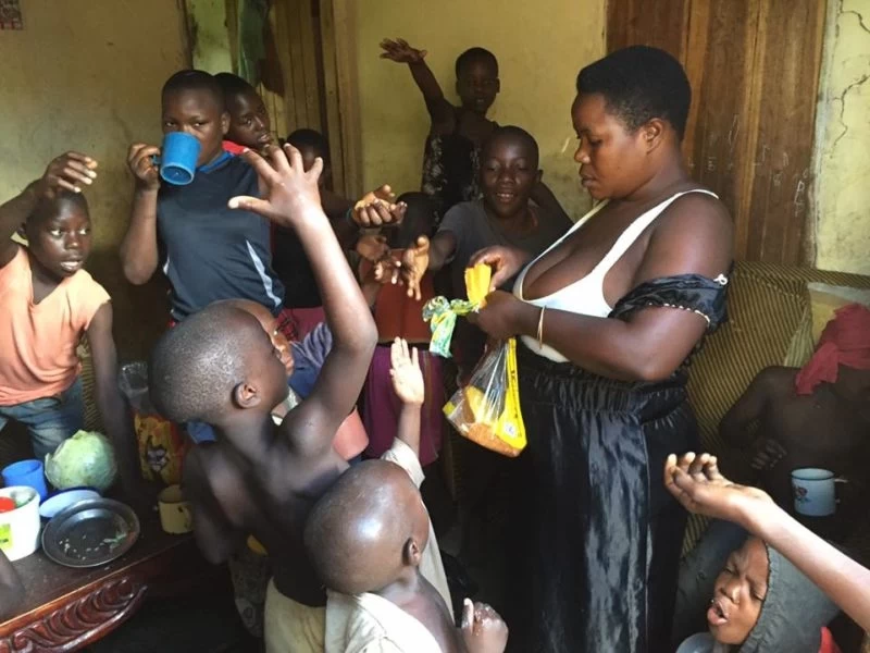 Гений плодовитости из Уганды: мать-одиночка сама растит своих 38 детей