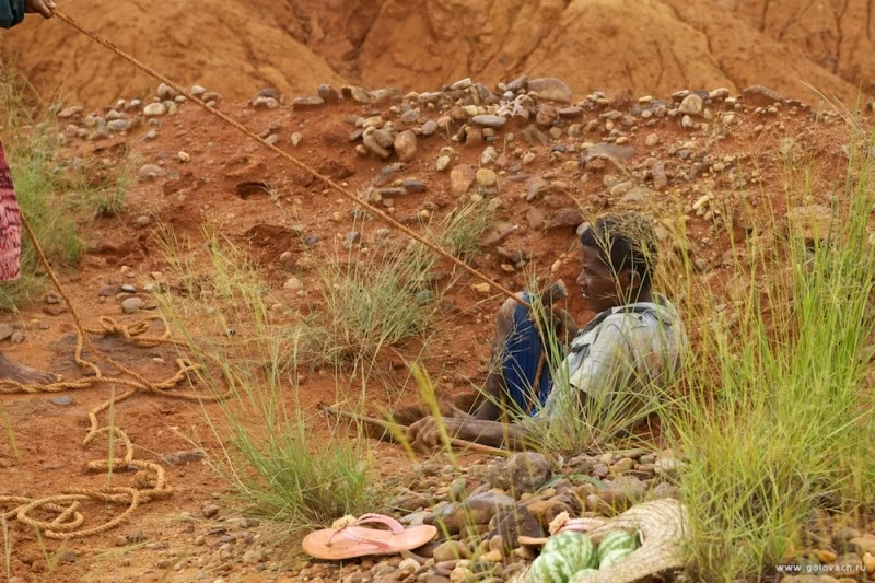Как добывают и продают нелегальные драгоценные камни на Мадагаскаре