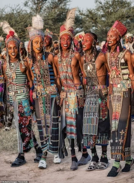 Как проходит конкурс красоты среди мужчин племени водаабе, который судят девочки-подростки