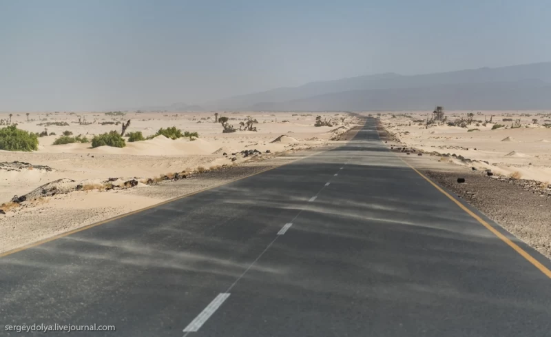 Китайцы постепенно завоевывают Африку, строя безупречные дороги, по которым никто не ездит