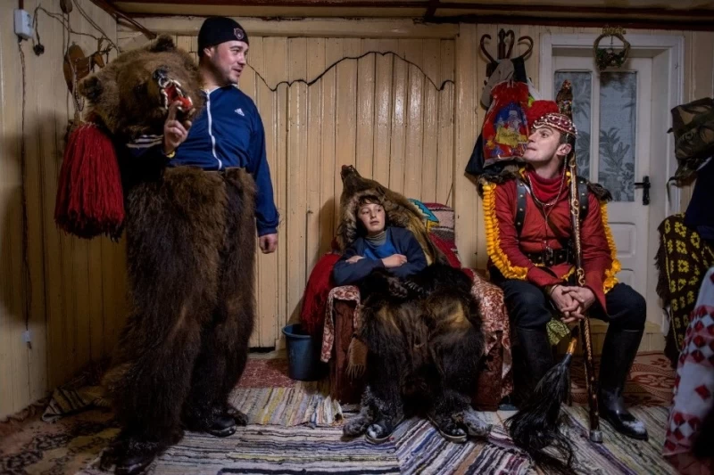 Медвежьи танцы в Румынии, которые должны отогнать злых духов