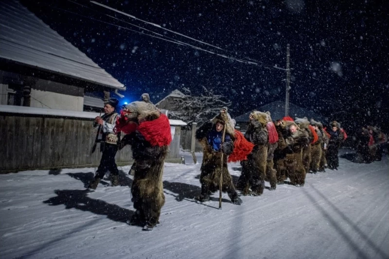 Медвежьи танцы в Румынии, которые должны отогнать злых духов
