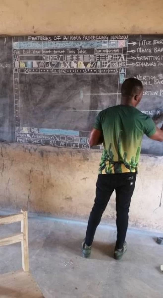 Microsoft Word, доска, мел: фото учителя информатики деревенской школы в Гане облетело соцсети