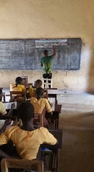 Microsoft Word, доска, мел: фото учителя информатики деревенской школы в Гане облетело соцсети