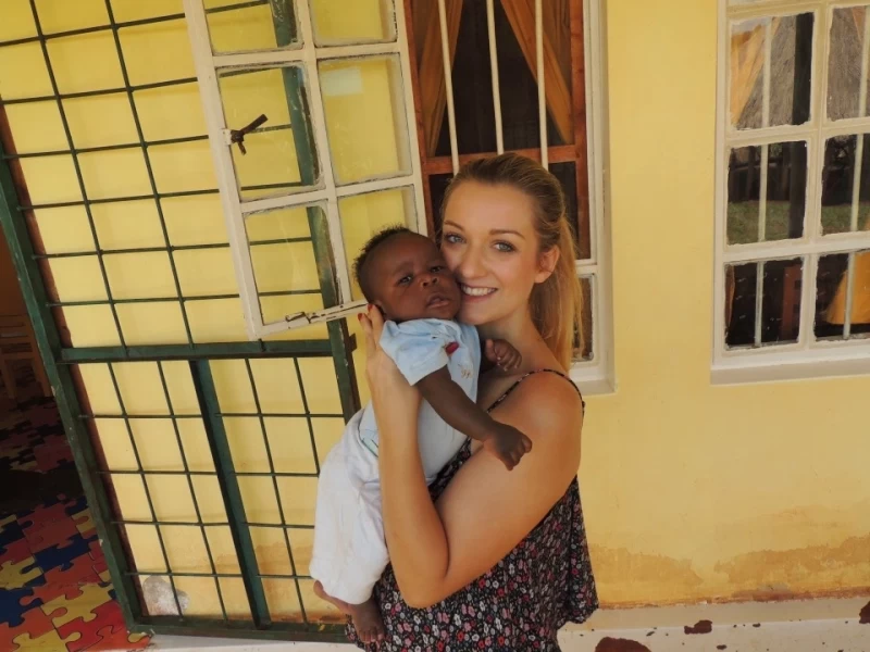 "Мне пришлось оставить своего бойфренда": как юная британка стала матерью для малыша из Уганды