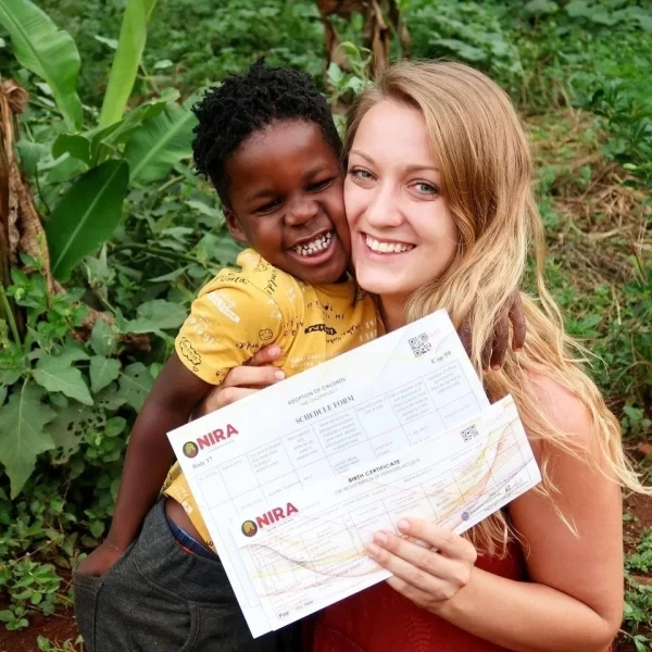"Мне пришлось оставить своего бойфренда": как юная британка стала матерью для малыша из Уганды