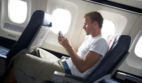 Можно ли в самолете пользоваться телефоном: правила и особенности