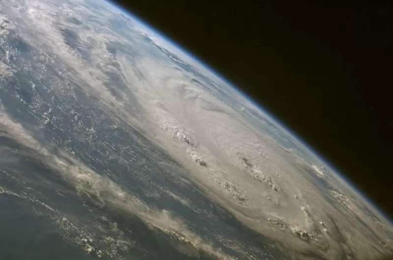Облака: Вид из космоса