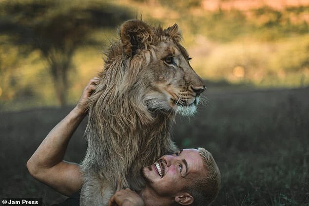 Обнимая львов: Дин Шнайдер, швейцарский финансист, который бросил все и уехал в Африку