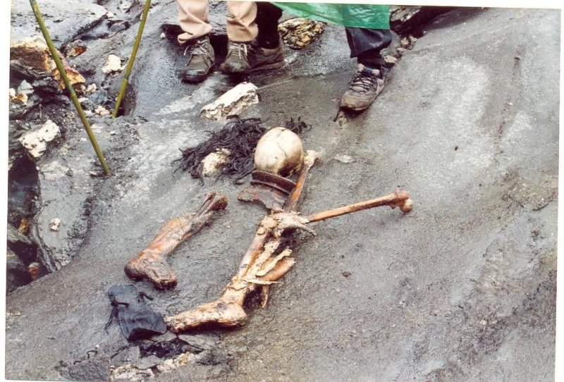 Озеро скелетов Роопкунд в Индии