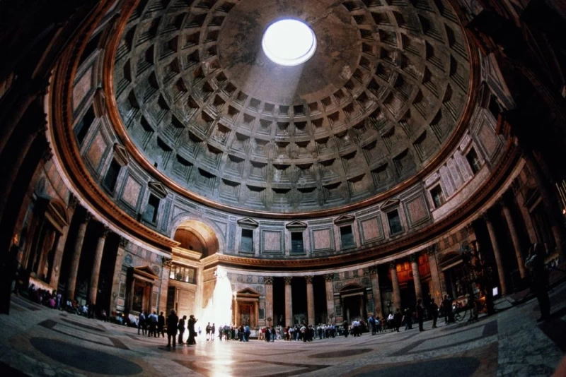 Пантеон в Риме - одна из самых посещаемых достопримечательностей в Европе