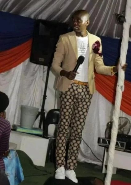 Пастор Христос из ЮАР излечивает душевные и физические недуги пердежом