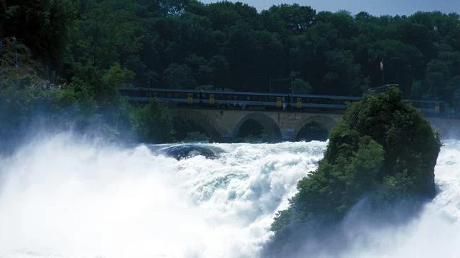 Природная достопримечательность Швейцарии - Рейнский водопад