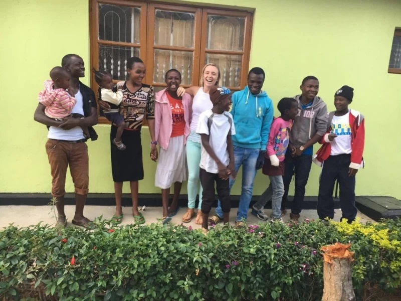Сердце матери: как 26-летняя британка усыновила 14 африканских сирот