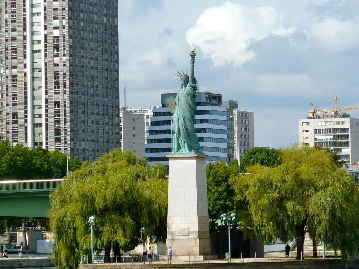 Статуя Свободы в Париже - памятник истории и культуры двух народов мира