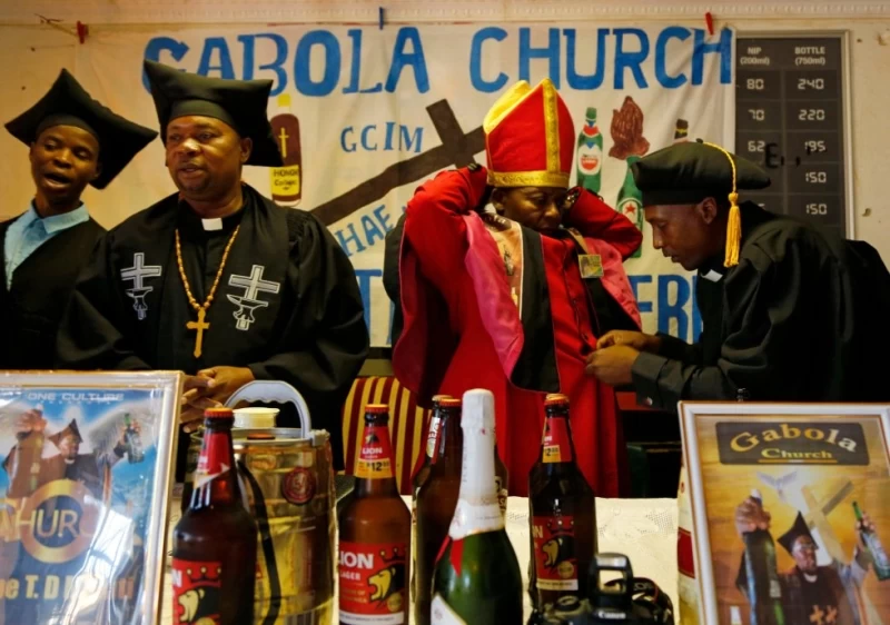 "В алкоголе нет ничего плохого!": как проходят службы в церкви для пьяниц