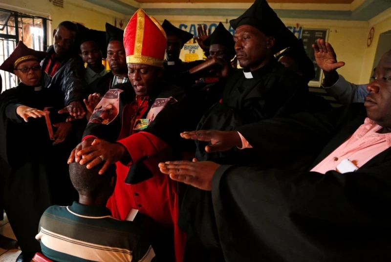 "В алкоголе нет ничего плохого!": как проходят службы в церкви для пьяниц