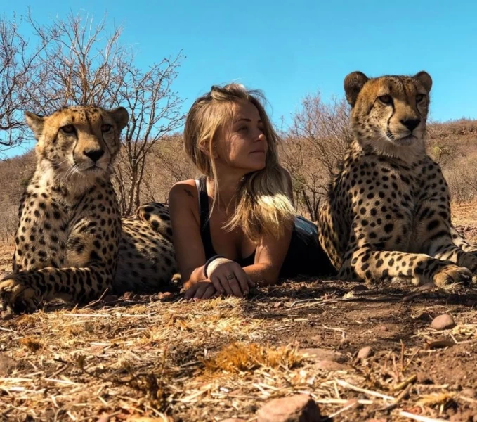 В объятьях гепардов: эта девушка живет в дикой природе и считает хищников друзьями