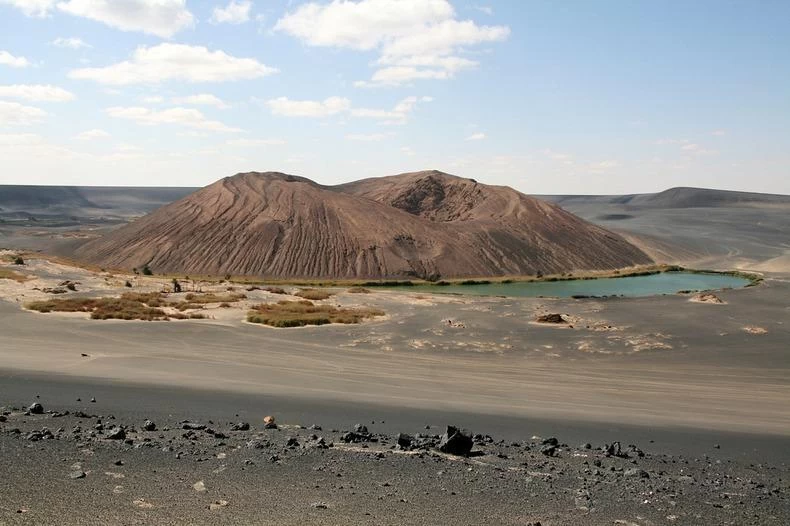 Вау-ан-Намус - оазис в вулканическом кратере