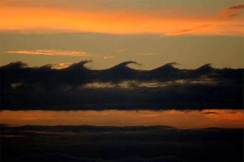 Волноподобные облака Кельвина-Гельмгольца