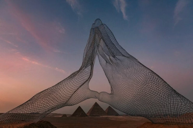 Возле египетских пирамид впервые в истории проходит выставка современного искусства