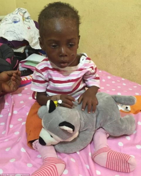Женщина спасла умирающего нигерийского малыша, которого выгнали на улицу собственные родители
