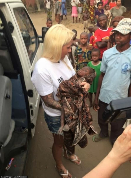 Женщина спасла умирающего нигерийского малыша, которого выгнали на улицу собственные родители