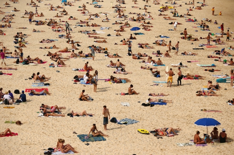Австралийцы спасаются от летней жары на пляжах (10 фото)