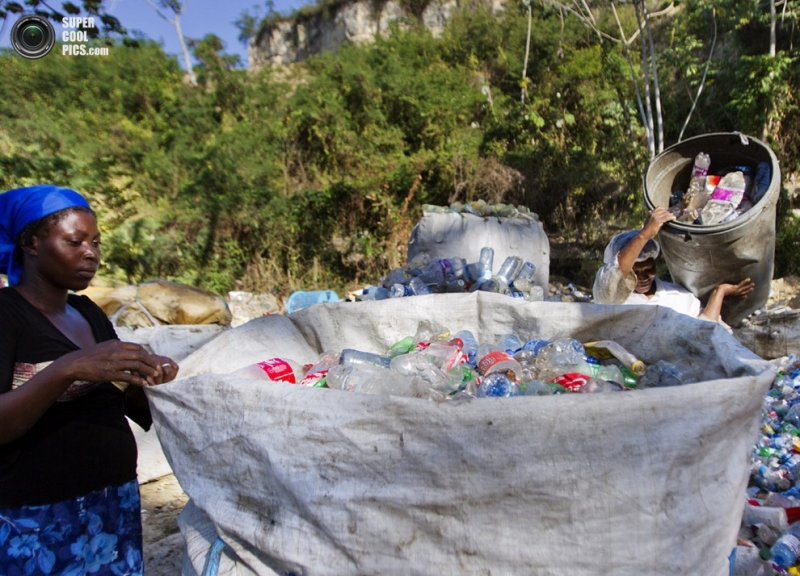 Доминиканские хранители металла и пластика (12 фото)