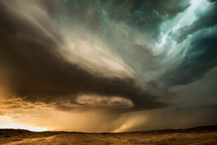 Фотограф провел годы, преследуя бури. Аллея Торнадо - его дом