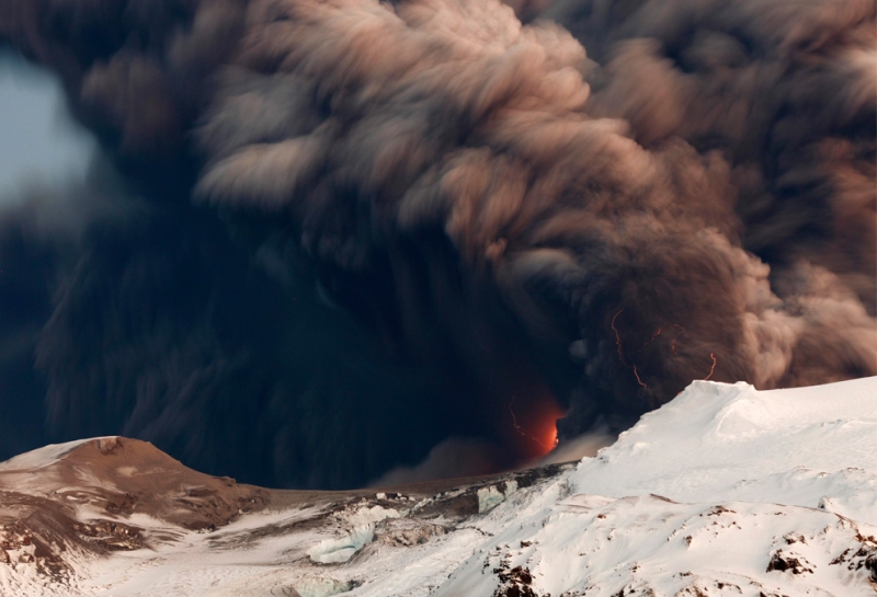 Извержение вулкана Эйяфьядлайёкюдль. Продолжение (17 фото)