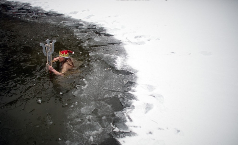Как немецкие смельчаки в ледяном озере купались (10 фото + видео)