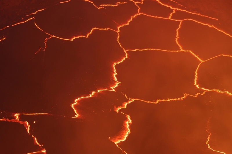 Озеро лавы на вершине вулкана Килауэа достигло рекордной высоты (3 фото)