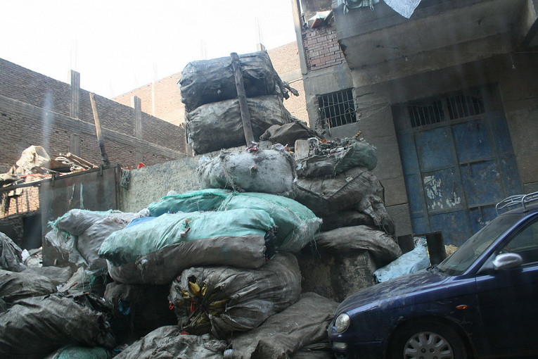 Почему потомки древних египтян живут в городе мусорщиков