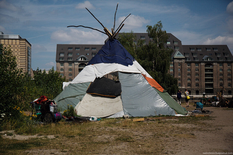 Почему в Берлине даже обычные люди живут в палаточных лагерях