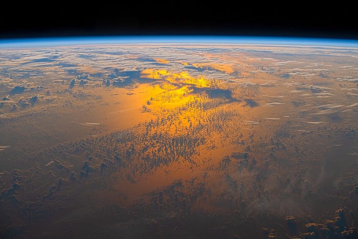 Потрясающие фотографии французского астронавта с миссии SpaceX запечатлели яркие полярные сияния и бушующие лесные пожары 