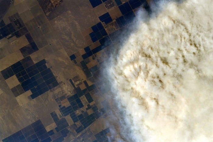Потрясающие фотографии французского астронавта с миссии SpaceX запечатлели яркие полярные сияния и бушующие лесные пожары 