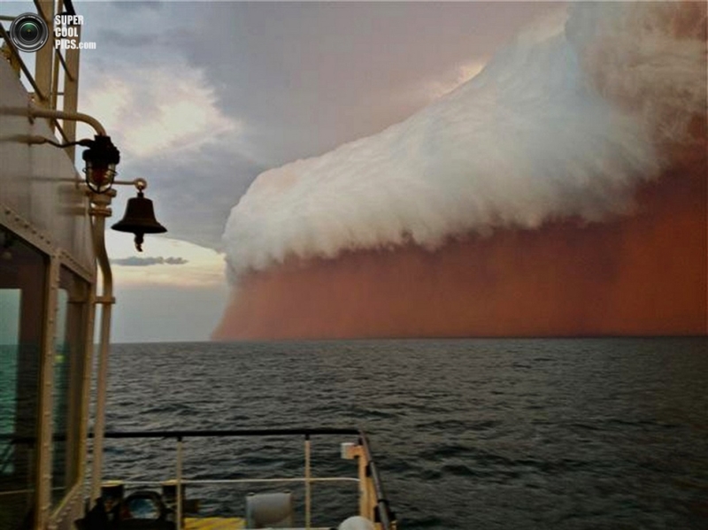 Причудливая пыльная буря на западном побережье Австралии (4 фото + видео)