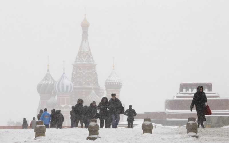 Сильнейший снегопад парализовал Москву (8 фото)