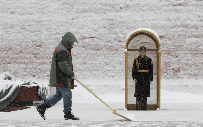 Сильнейший снегопад парализовал Москву (8 фото)
