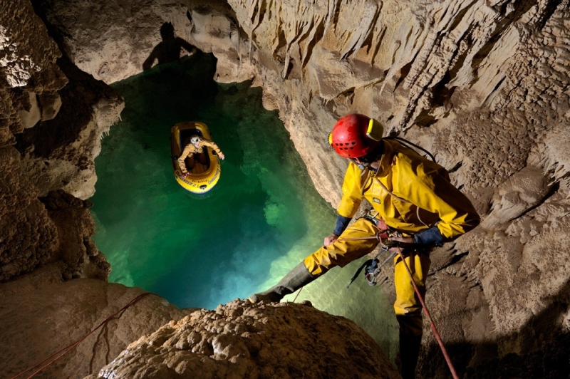Спуск в одну из самых опасных пещер мира (10 фото)