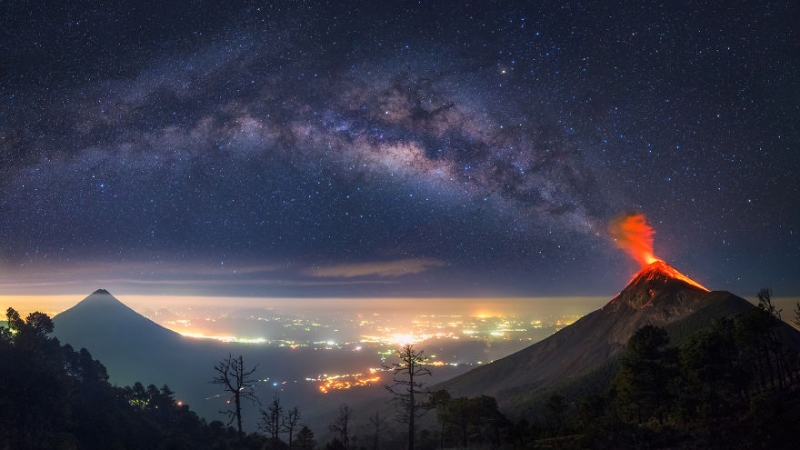 Вулкан извергается на фоне Млечного пути. 9 завораживающих фото